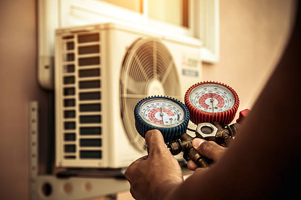 Professional Hvac technician working in Pontiac, MI